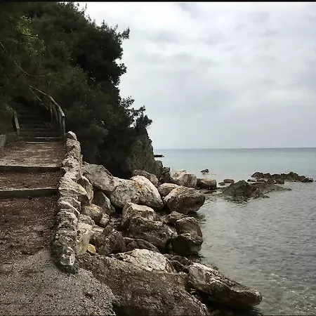 In Cavo Kastri * Nikiti (Sithonia)