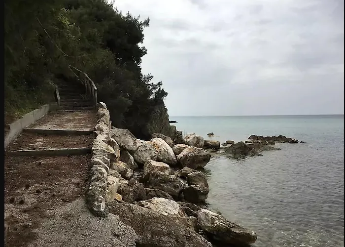 In Cavo Kastri * Nikiti (Sithonia)